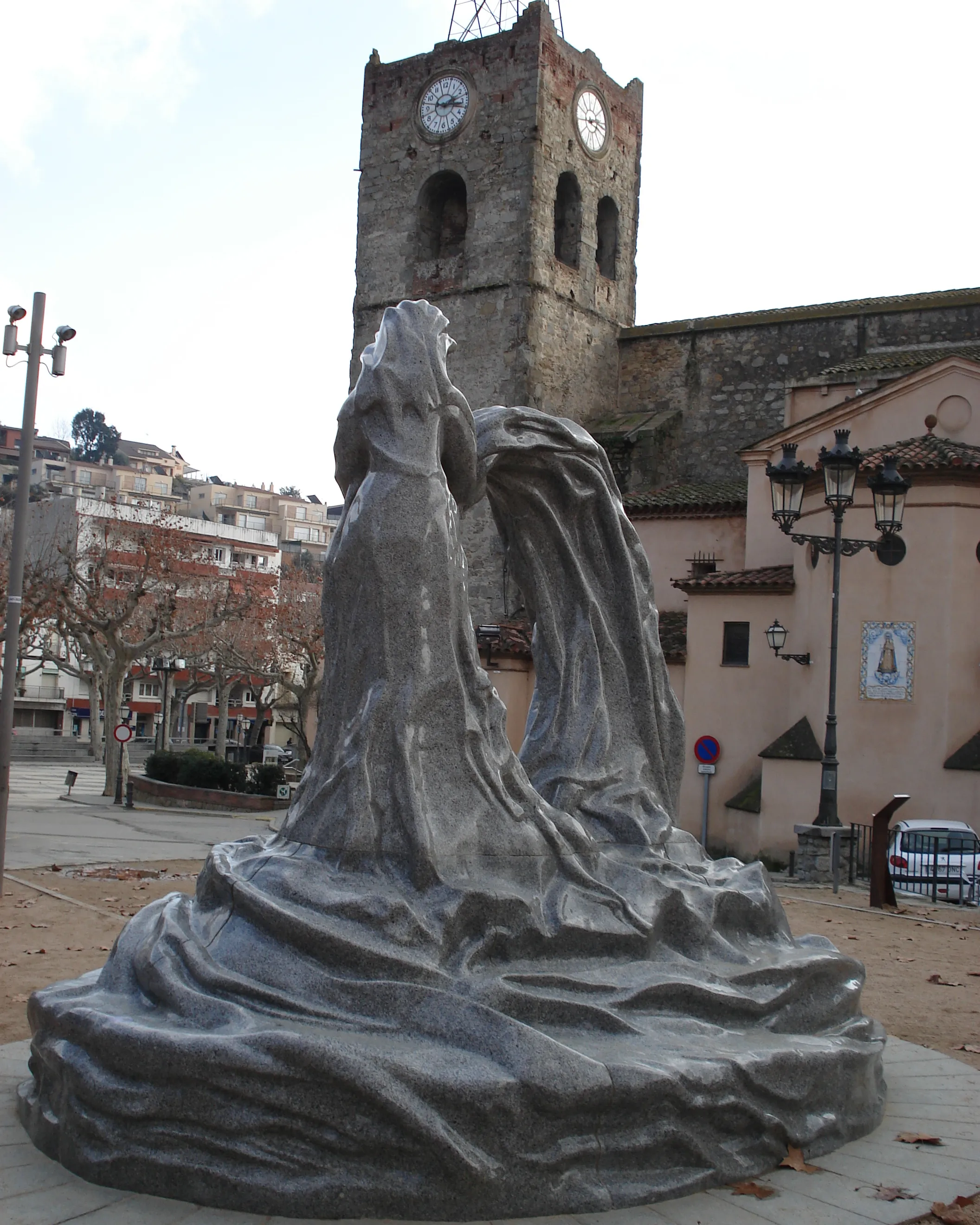 Imatge del monument de les puntaires d'Arenys de Munt