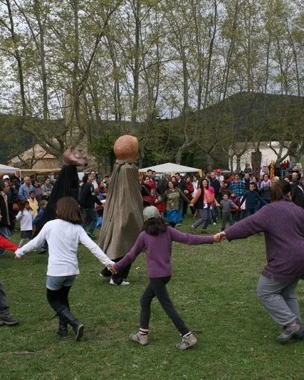 Dansa durant un aplec de l'Erola, organitzat per l'AEiG Montpalau.
