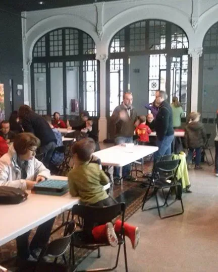 Grups de persones fent partides de jocs de taula.