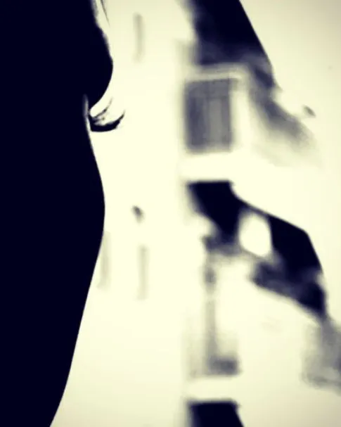 Maniquí mirant per la finestra_laveudenanuk_Instagram Maniquí mirant per la finestra_laveudenanuk_Instagram