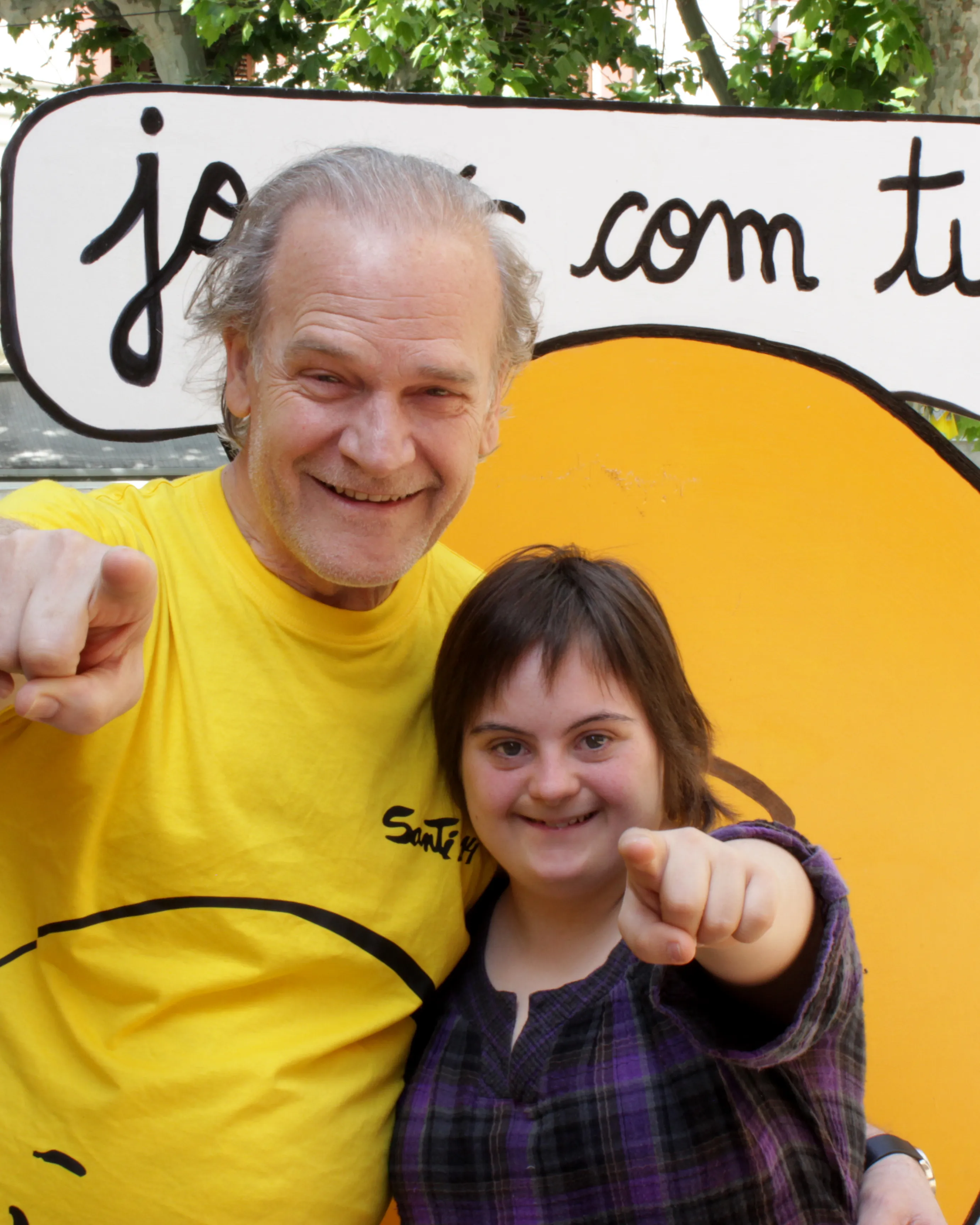 Fotografia de l''actor Lluís Homar amb una nena amb discapacitat intel·lectual