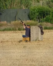 Persona caçant en un camp
