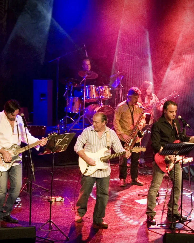 Moment del grup actuant a la sala Luz de Gas. Font: PorFinViernes