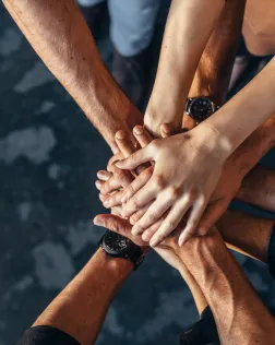 Mans de diverses persones unides