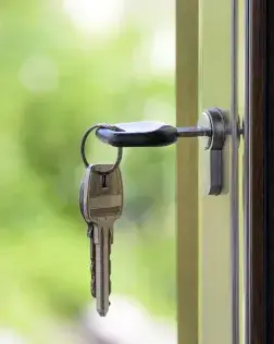 Una de cada quatre persones a Catalunya està en risc de pobresa i exclusió social. Font: Canva.