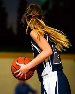 Noia jugant a bàsquet Noia jugant a bàsquet
