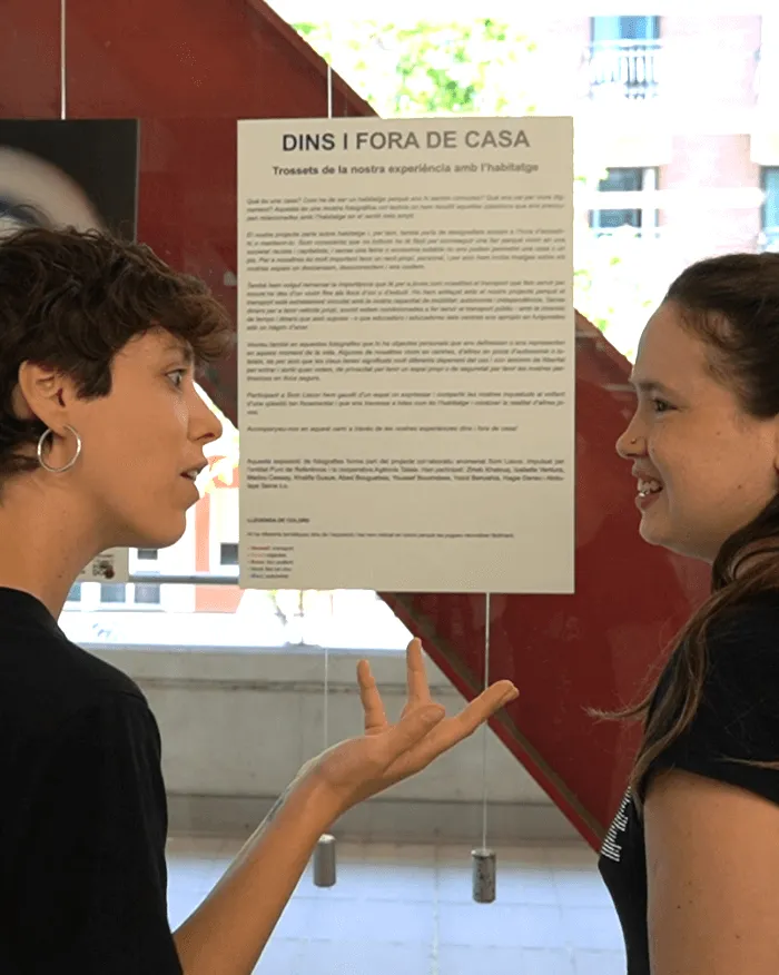 Bàrbara Bort (esquerra) i Izabella Ventura (dreta) a l'entrada de l'exposició.