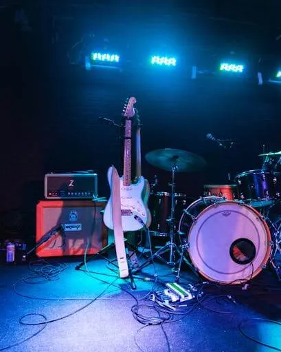 Escenari amb instruments de música
