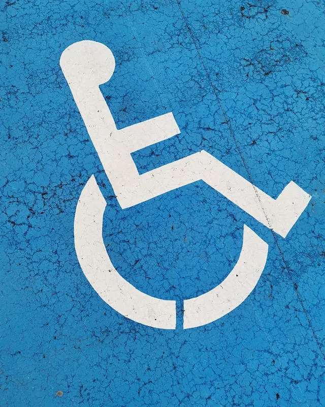 Símbol de persona discapacitada pintat al terra