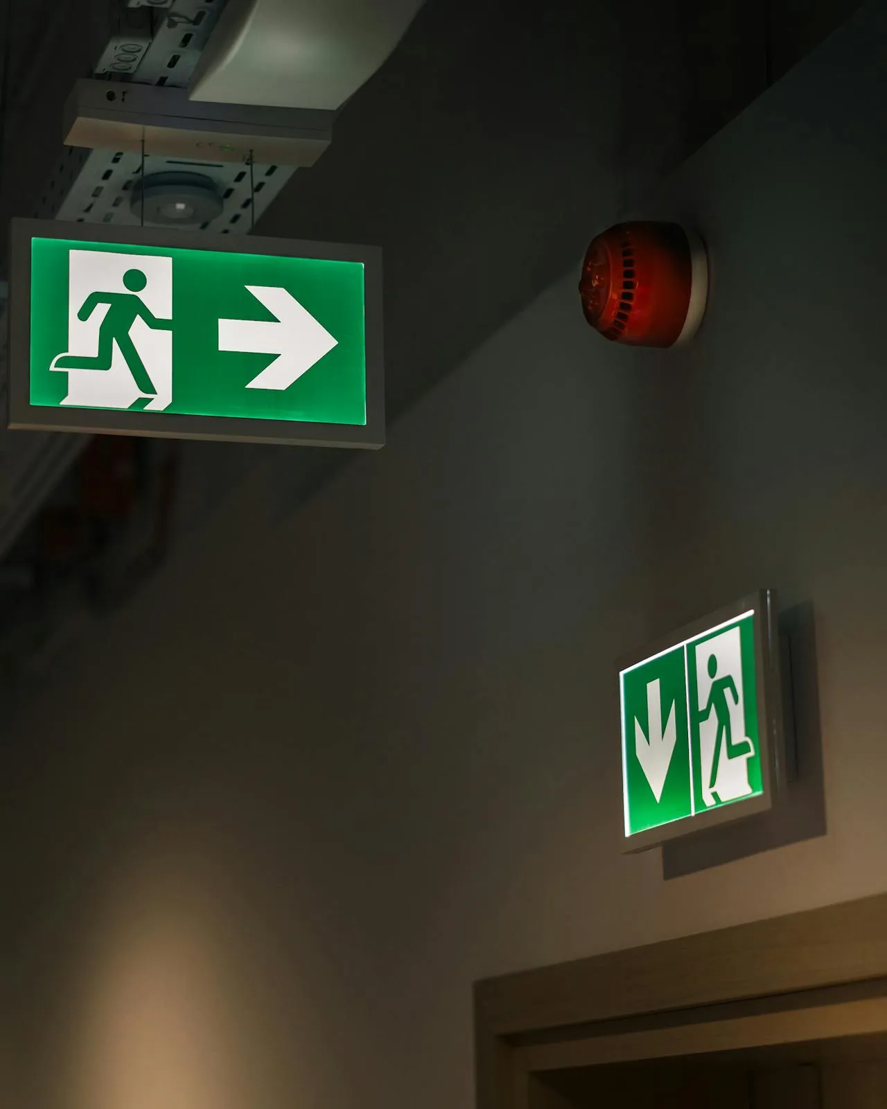 Passadís amb cartells indicant la sortida d'emergència