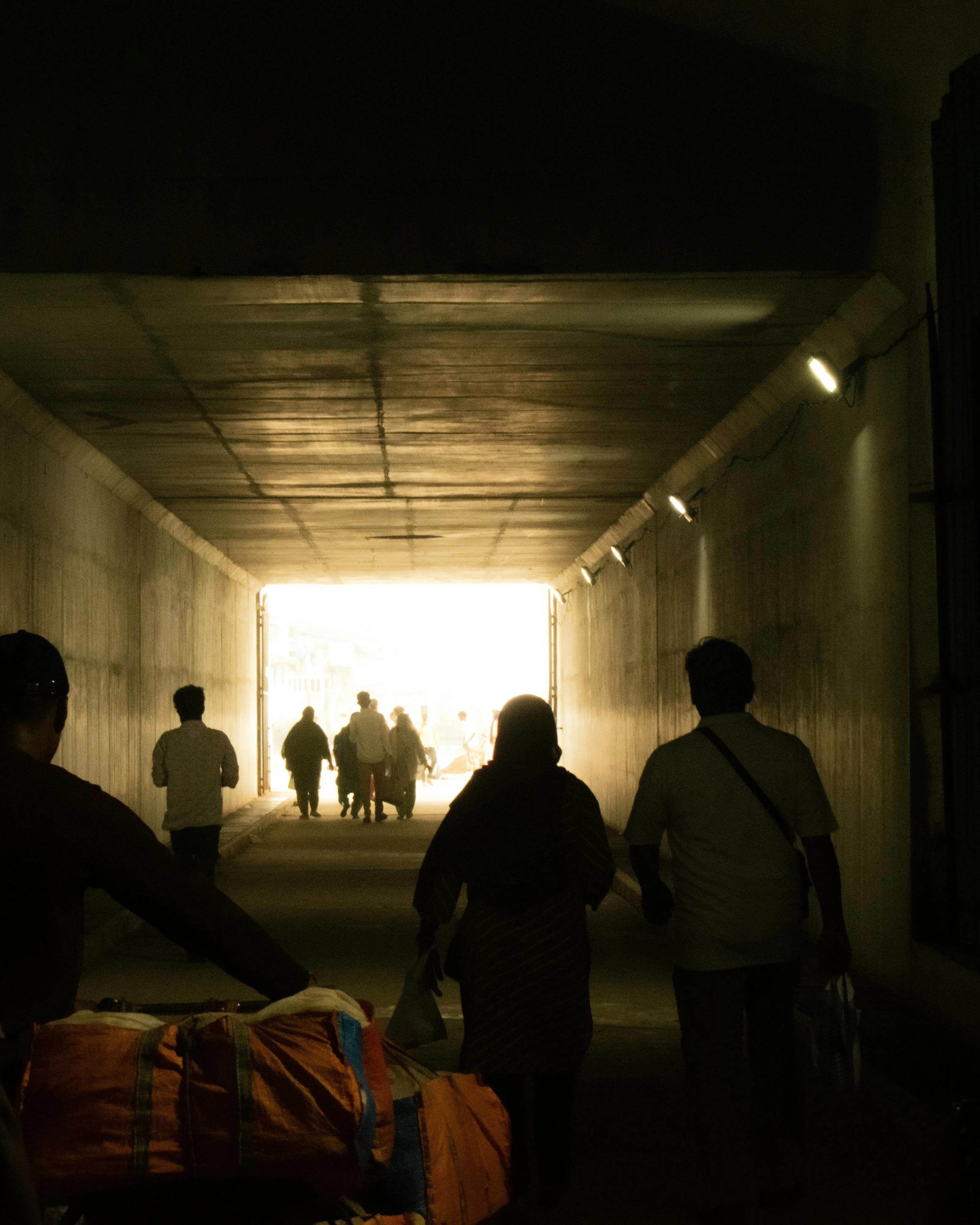 Persones migrants passant per un túnel 