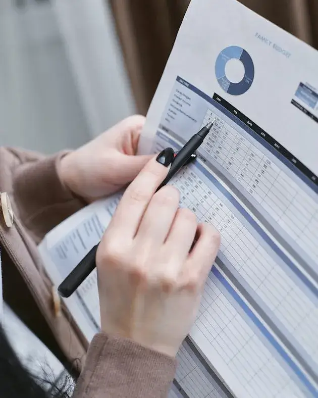 Persona avaluant un document amb dades