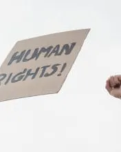 Persona sostenint un cartell en defensa dels drets humans