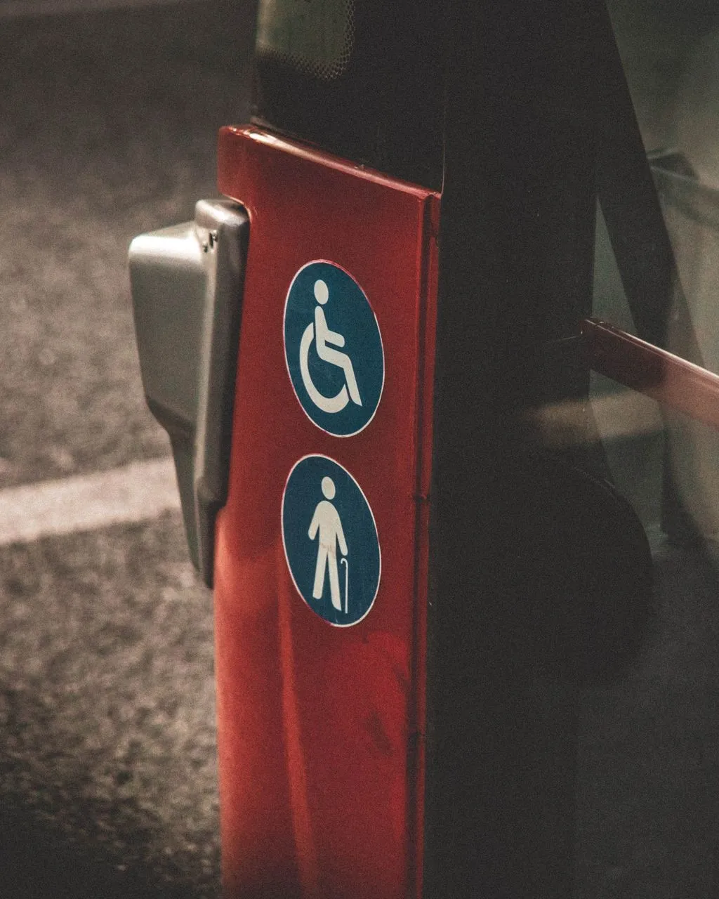 Símbols d'accessibilitat i per a gent gran en un autobús urbà vermell