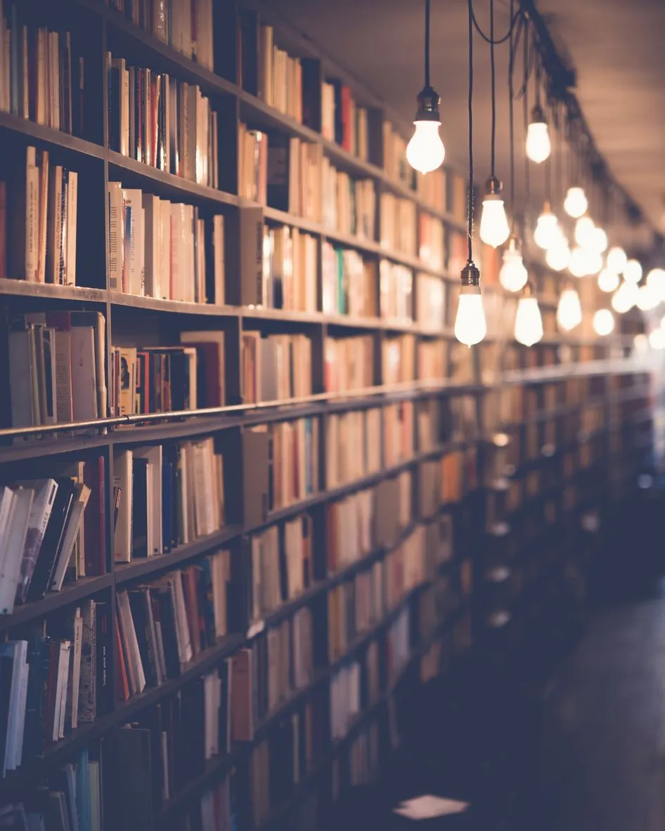 Fileres de prestatgeries amb llibres en una biblioteca