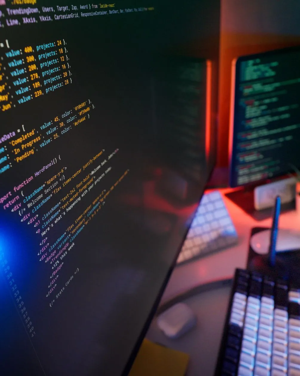 Un espai de treball vibrant amb codi de colors als monitors d'ordinador