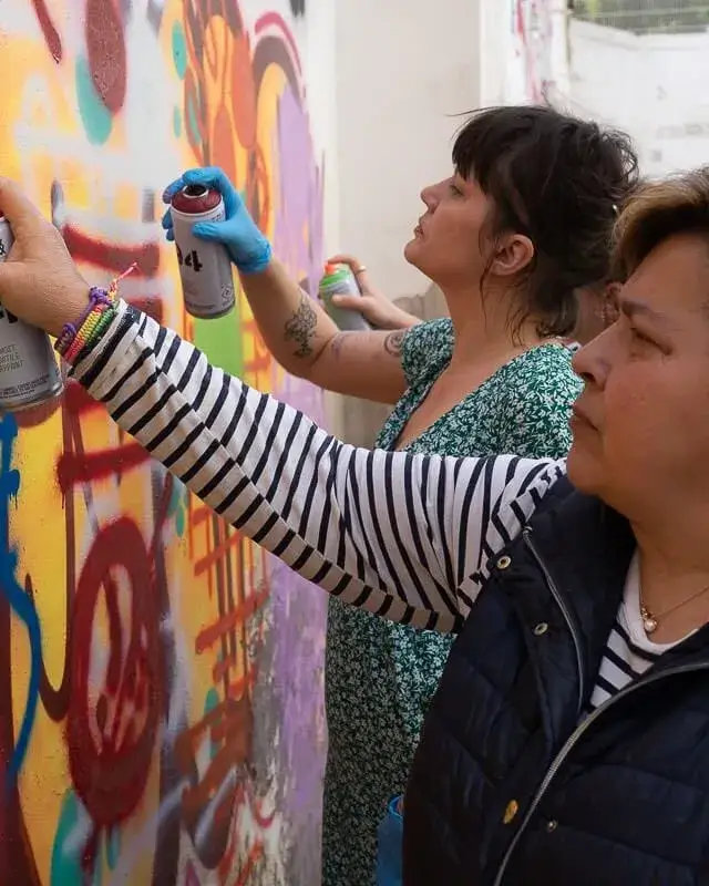 Persianes amb ànima: art urbà per a la inclusió social