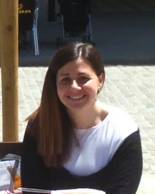 A la foto apareix la presidenta de l'ONG Dagua, Estefania Yus, autora de l'article d'opinió.