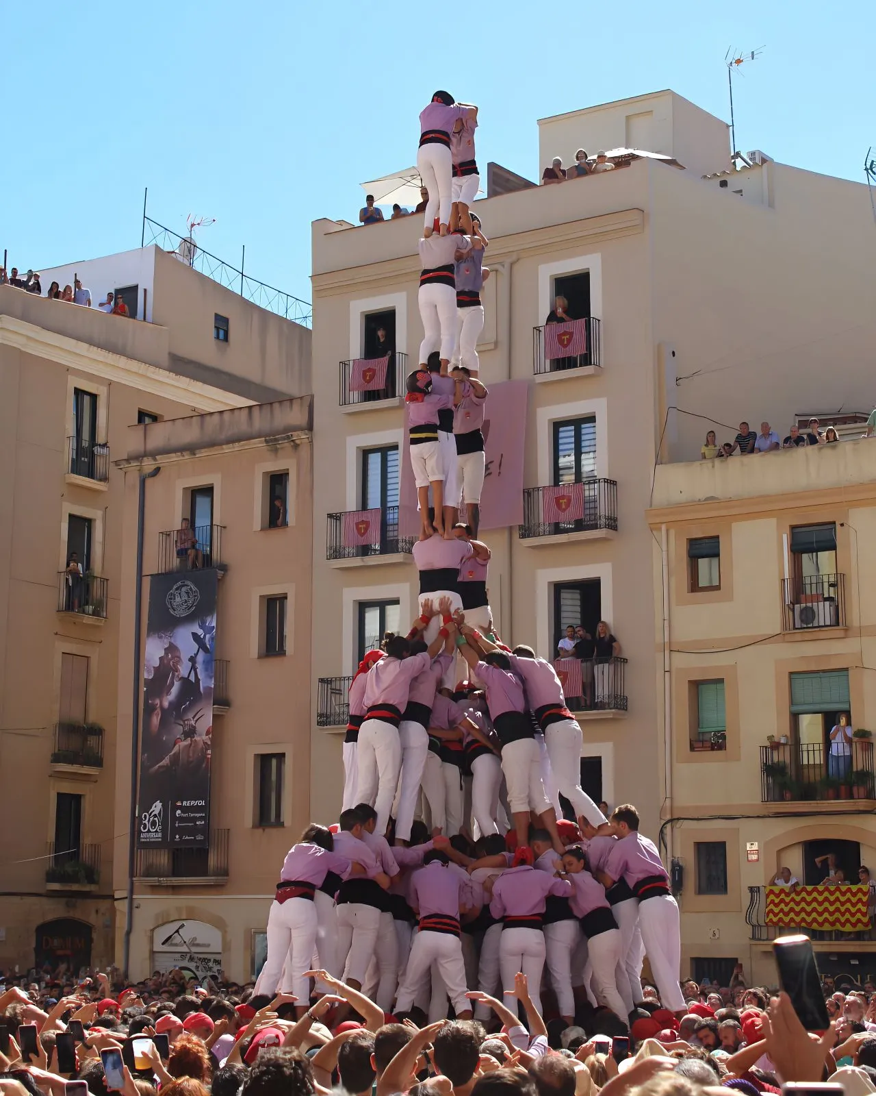Castellers fent un castell durant un festival.