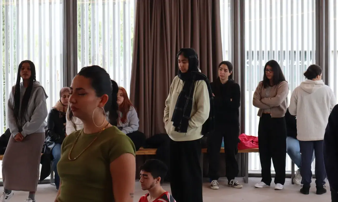 Acompanyament emocional és un projecte que dona resposta a les necessitats psicoemocionals de les persones joves participants.