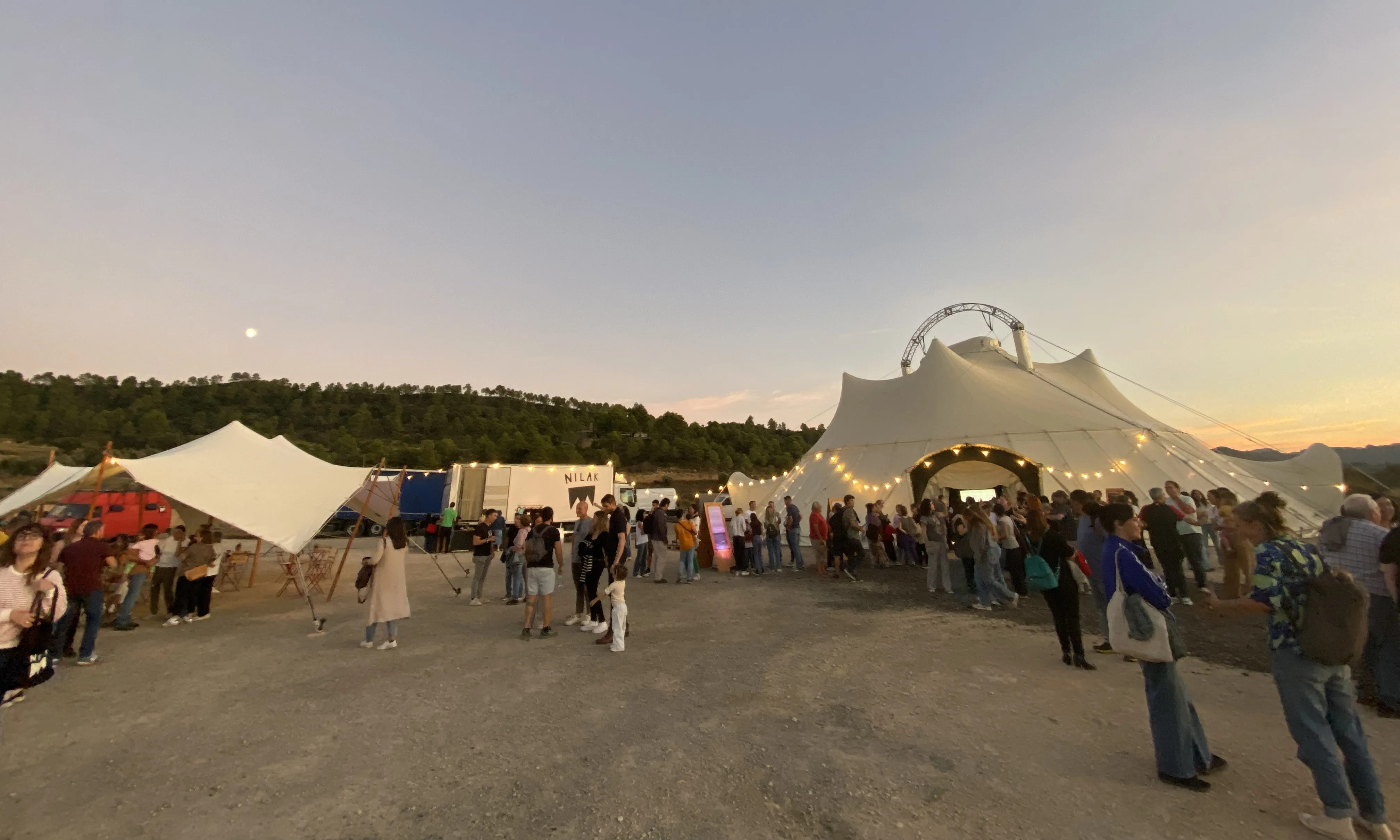 Nilak és un projecte que des de fa més de cinc anys acosta les arts escèniques als pobles de comarques que no tenen teatre.