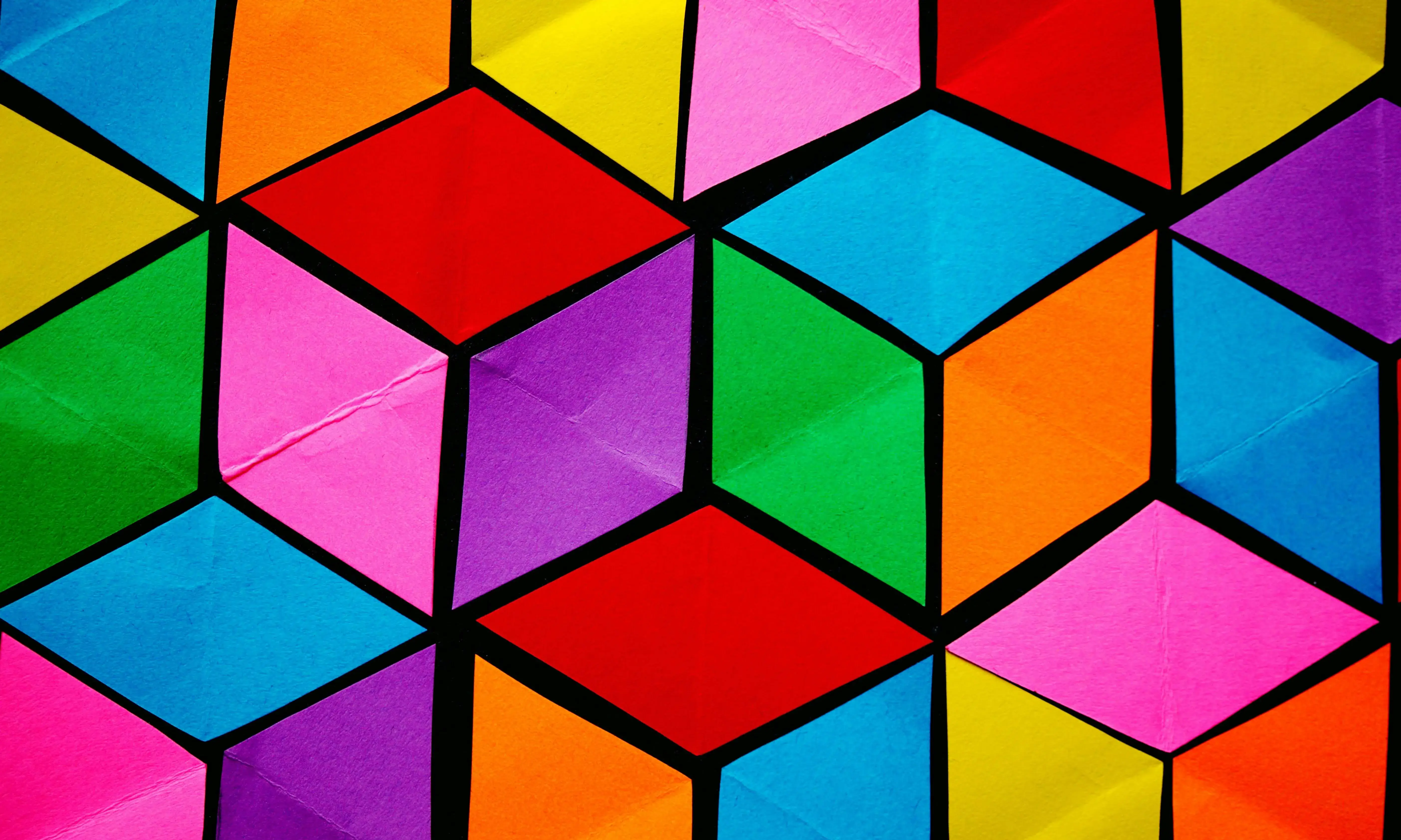 Papers pintats fent la il·lusió d'un grup de cubs encaixats entre ells.