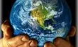 El planeta terra sostingut per dues mans
