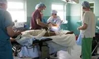 Un grup de metges de NPH en una operació quirúrgica a Haití