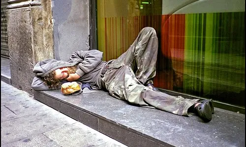 Un noi sense llar dorm en un carrer de Barcelona