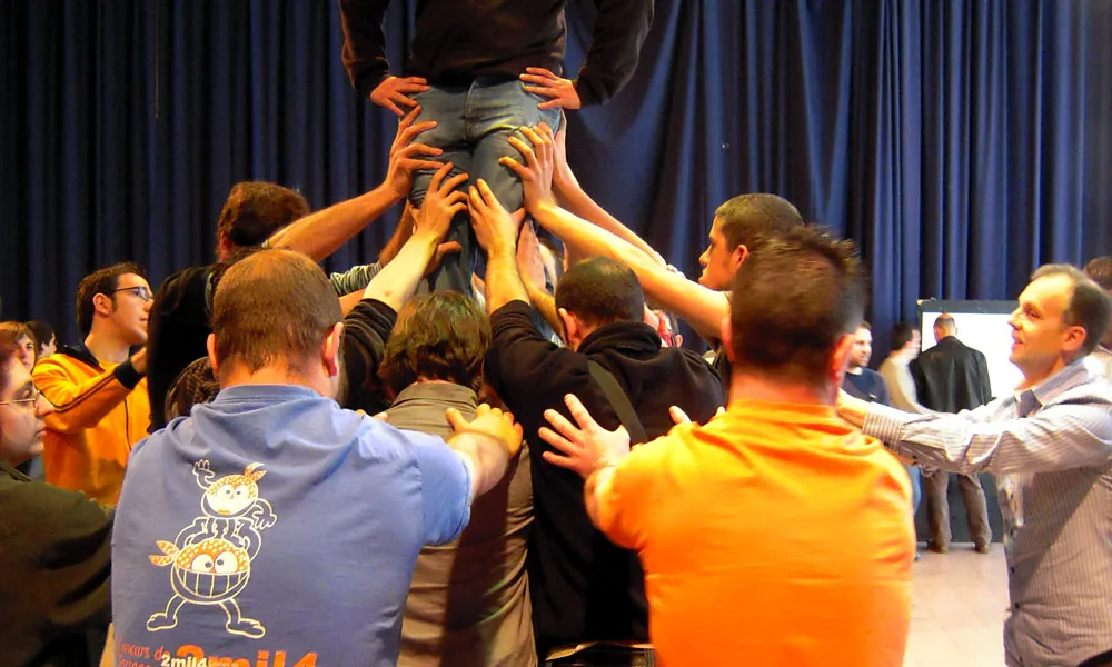 Taller pilars caminant