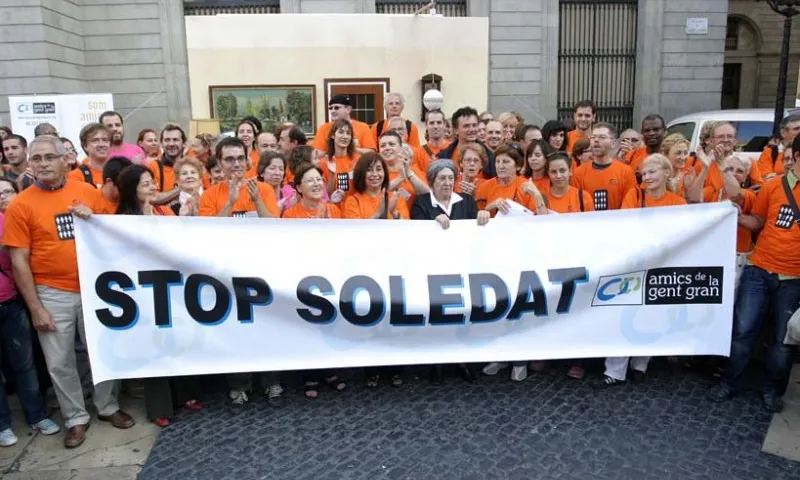 Marxa amb d'Amics de la Gent Gran amb el lema "Stop soledat"
