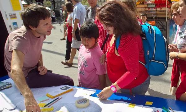 Un jove fa de voluntari durant la Mostra d'Entitats de la Mercè 2010