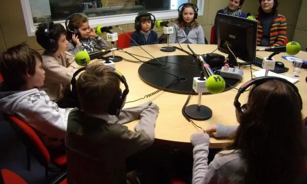 Entrevista a Ràdio L'Hospitalet a infants participants del concurs de podcast