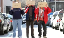 Imatge de tres persones que participen al projecte