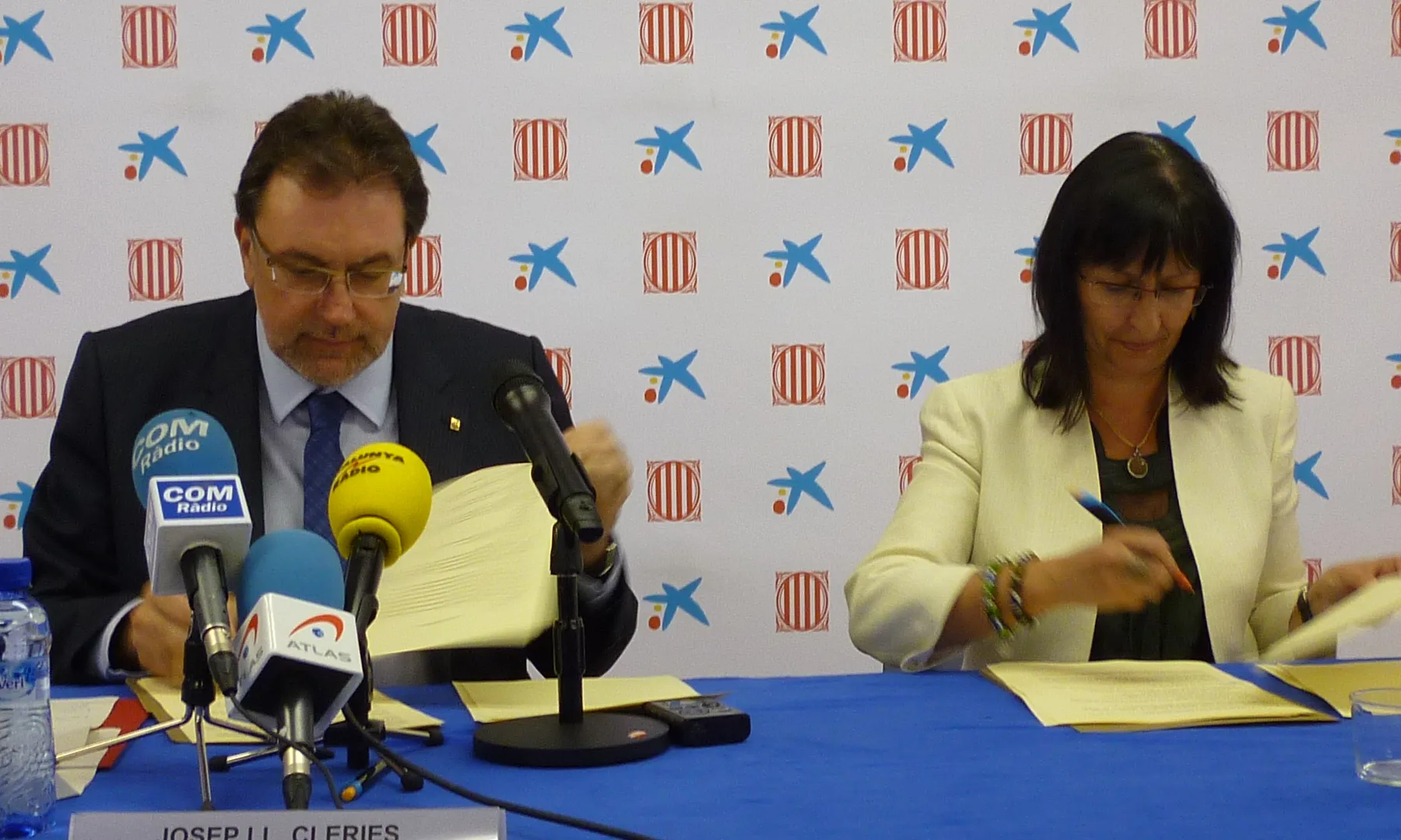 Josep Lluís Cleries i Elisa Duran, durant la signatura del conveni