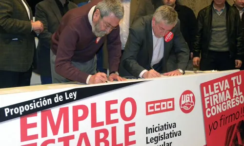 Fotografia de l'entrega de signatures