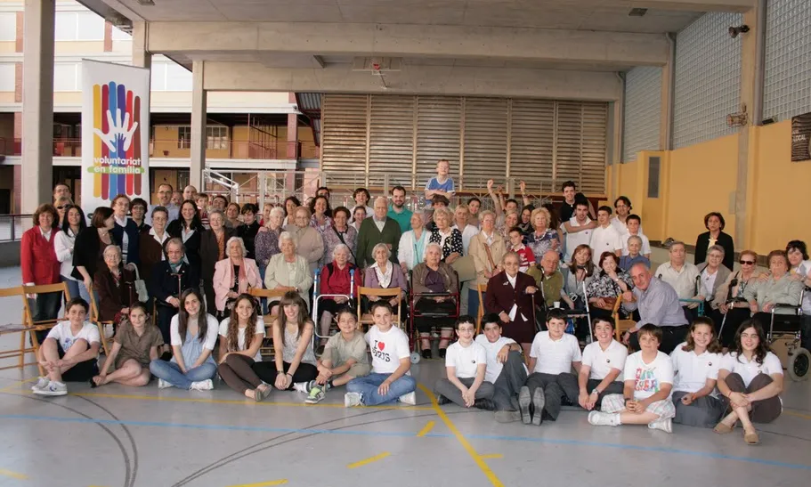 Una trentena de persones grans van gaudir de la trobada amb famílies voluntàries