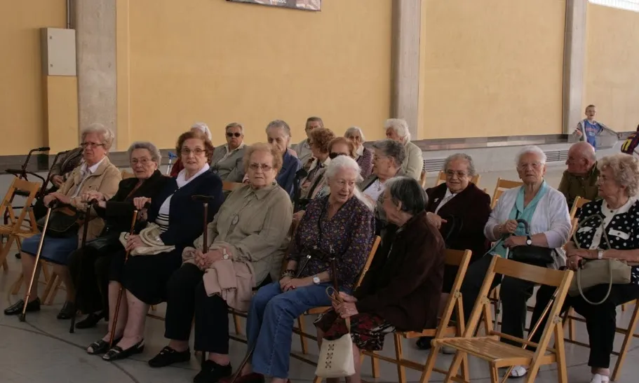 Els avis i àvies van poder berenar i escoltar música molt ben acompanyats