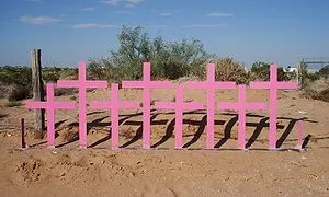 Creus roses per dones assassinades a Lomas del Poleo, Guatemala
