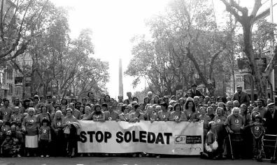 Manifestació amb pancarta que diu "Stop soledat". Foto de: Sarah Colomer