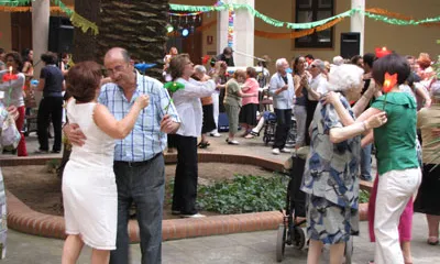 Festa de Sant Joan amb voluntaris i usuaris d'Amics de la Gent Gran 