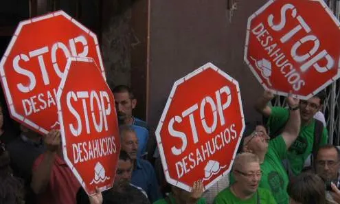 Un grup de ciutadans protesten pels desnonaments de pisos