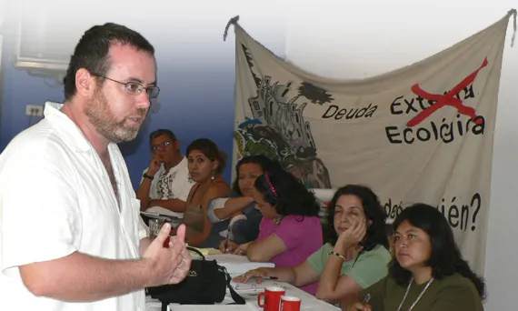 Ernest Cañada impartint un curs.