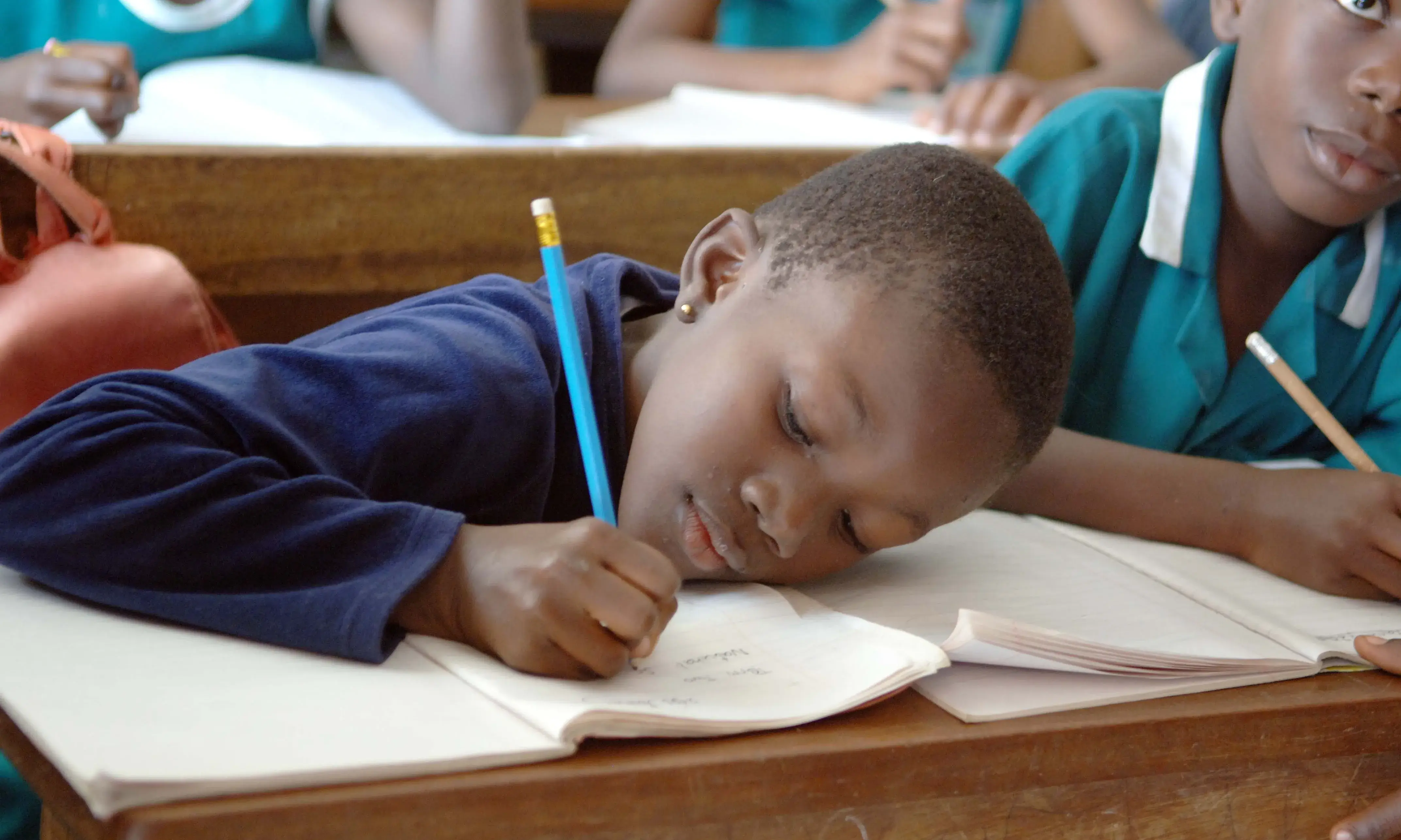 Una nena de Ghana escrivint a l'escola. Foto de: Casilda de Zulueta