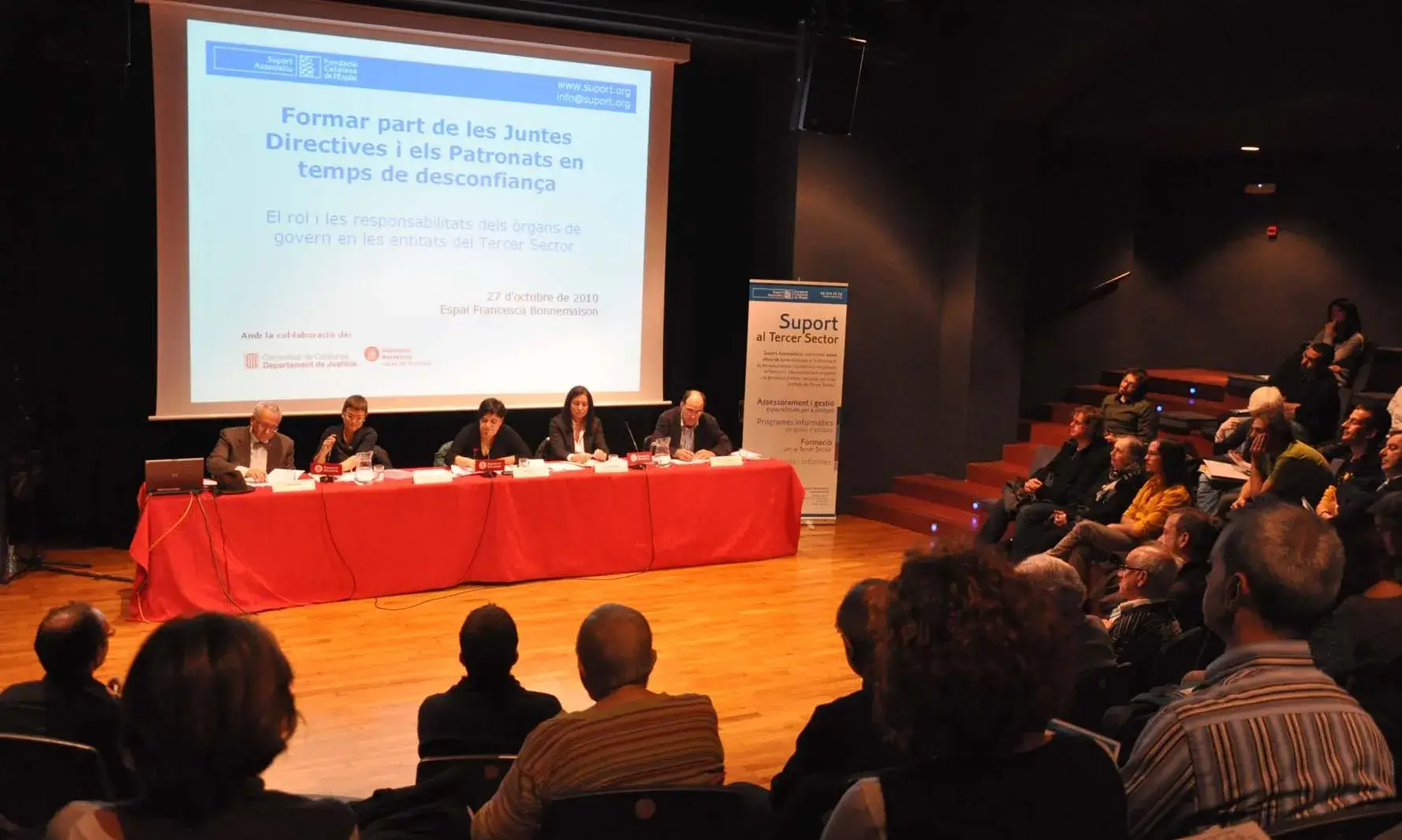 Imatge d'una taula rodona organitzada per Suport Associatiu