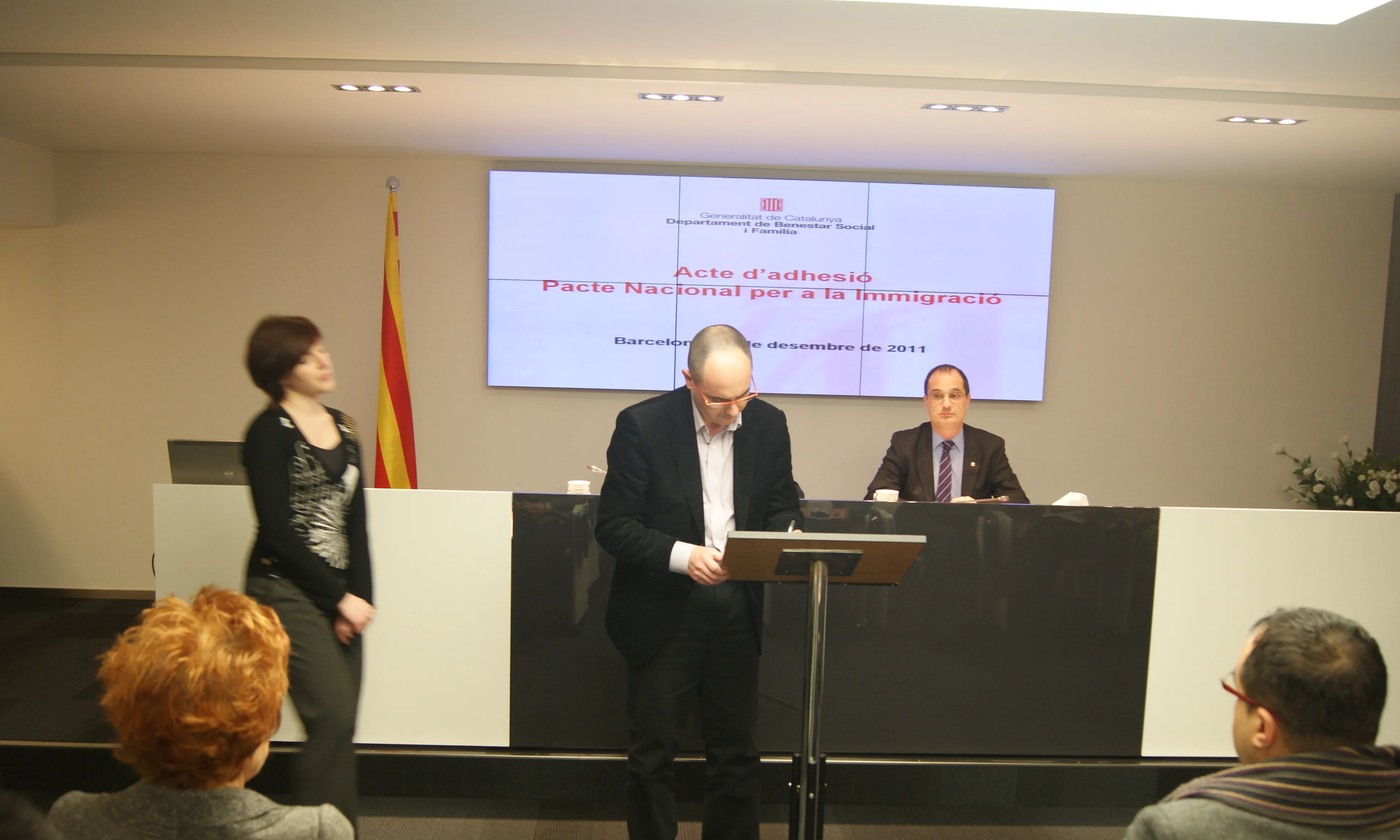 Salvador Casals, president de la FAC, signant el Pacte Nacional