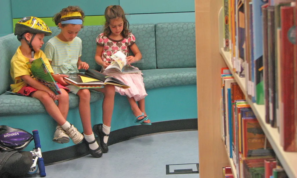 Infants llegint. Imatge de  San Jose Library a flickr.
