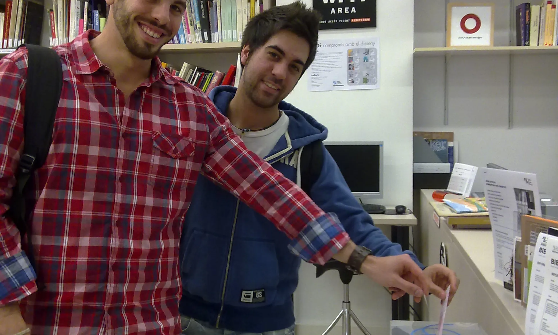 Estudiants introduïnt bitllets a la urna de la URL-ESDi. Font: ANUE