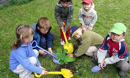 Nens plantant un arbre.