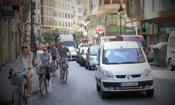 Imatge del vídeo "Circulando en bici con seguridad"